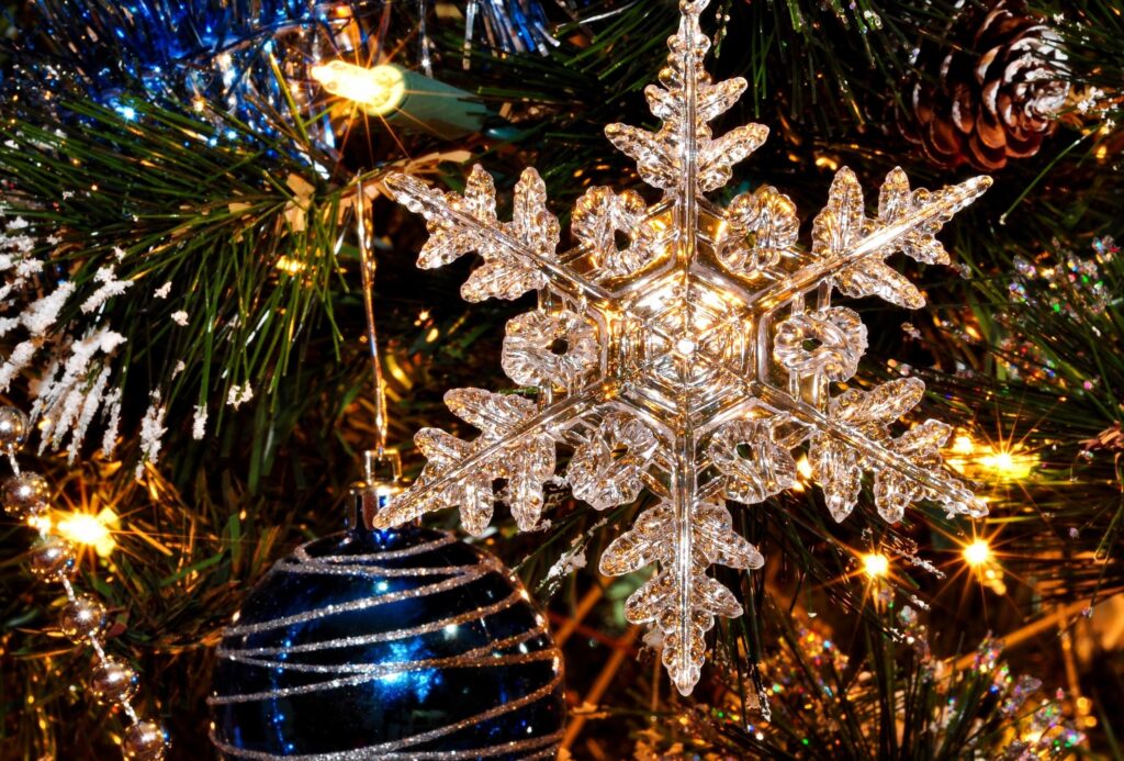 Festive Christmas Tree Wallpaper: Sparkling Snowflakes & Holiday Cheer