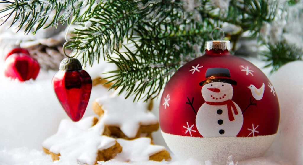 Cheerful Christmas Tree Wallpaper with Snowman & Star Cookies