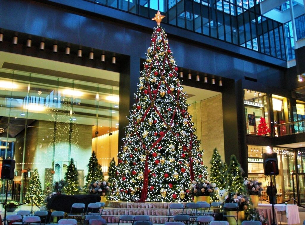 Festive Christmas Tree Wallpaper: Joyful Holiday Ambiance