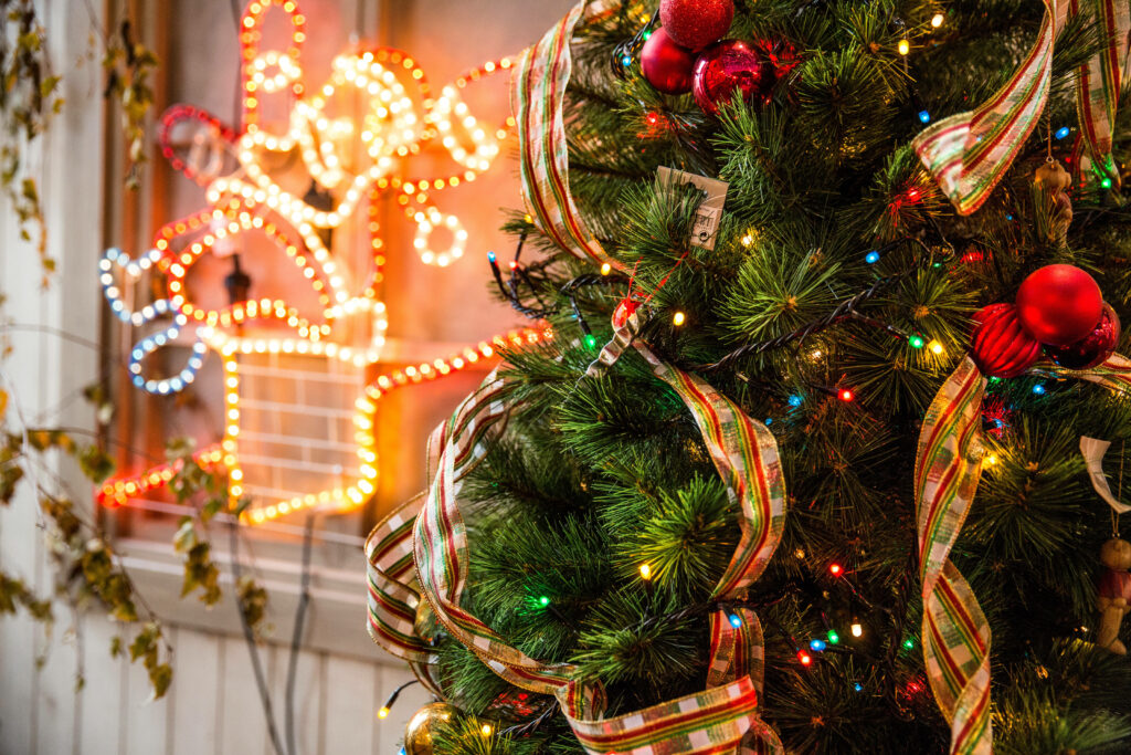 Festive Christmas Tree Wallpaper: Celebrate with Joyful Decor
