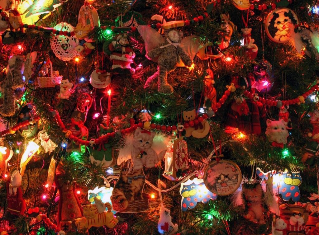 Festive Christmas Tree Wallpaper with Whimsical Cat Decor