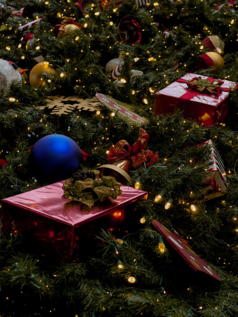 Festive Christmas Tree Wallpaper with Colorful Decorations & Gifts