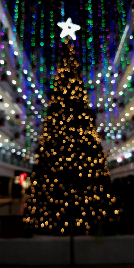 Blurry Christmas Tree Wallpaper with Twinkling Lights & Star