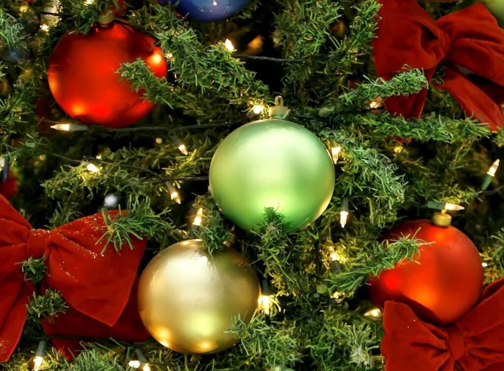 Festive Christmas Tree Wallpaper: Colorful Ornaments & Twinkling Lights