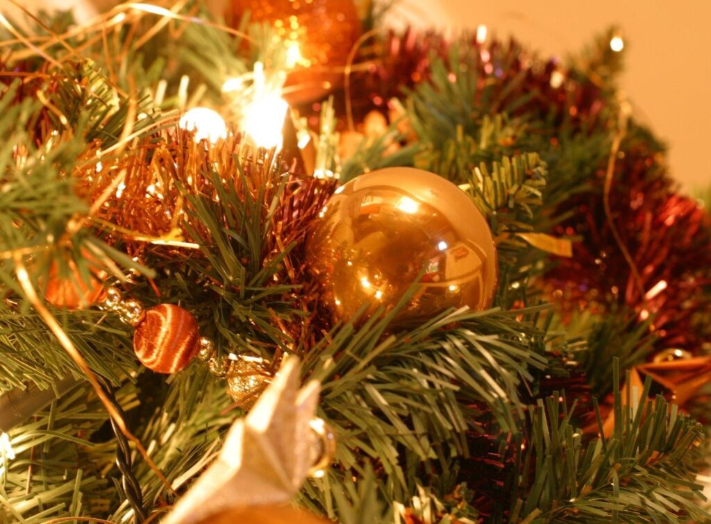 Festive Christmas Tree Wallpaper: Gold Balls & Vibrant Tinsel