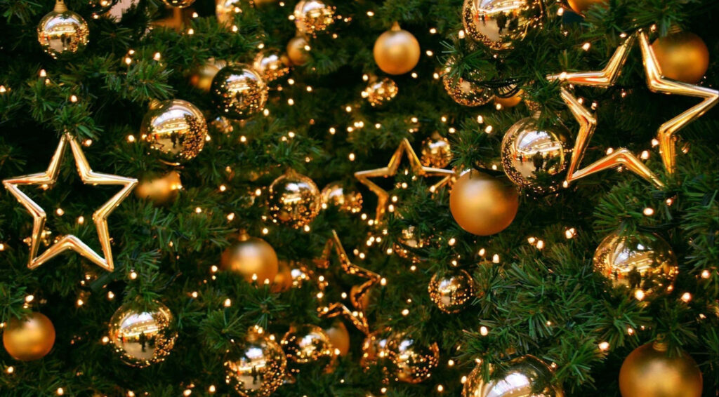 Festive Christmas Tree Wallpaper with Gold Ornaments & Glowing Lights