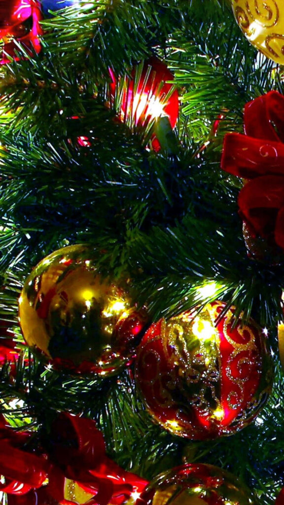 Festive Christmas Tree Wallpaper: Gold & Red Ornaments Background