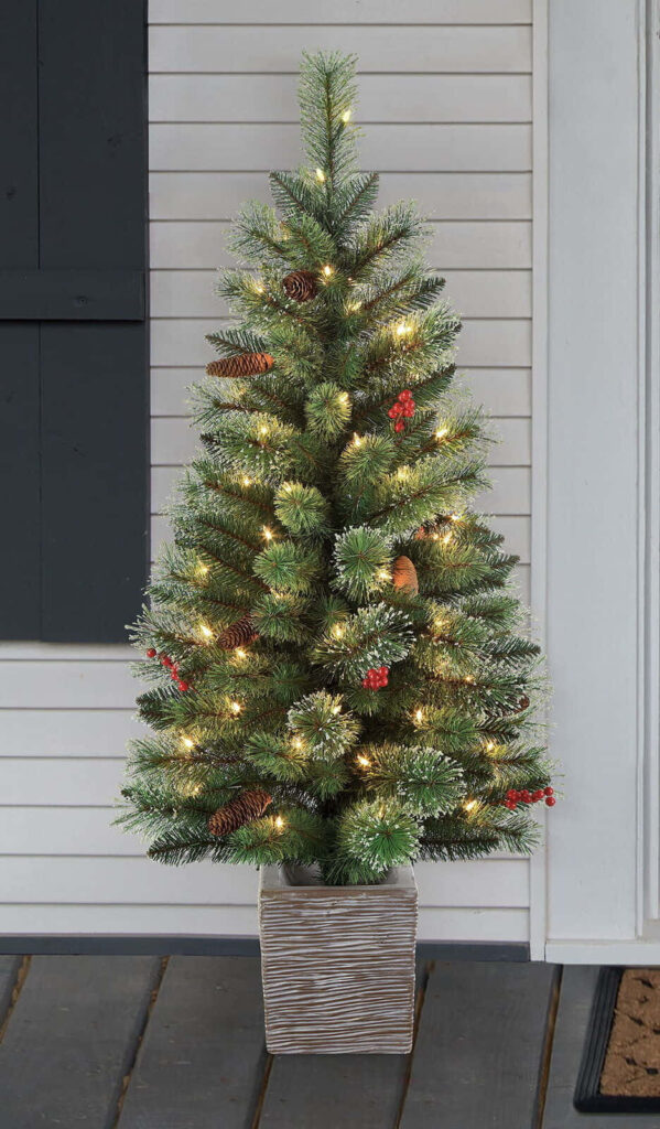 Festive Christmas Tree Wallpaper with Lights and Pinecones