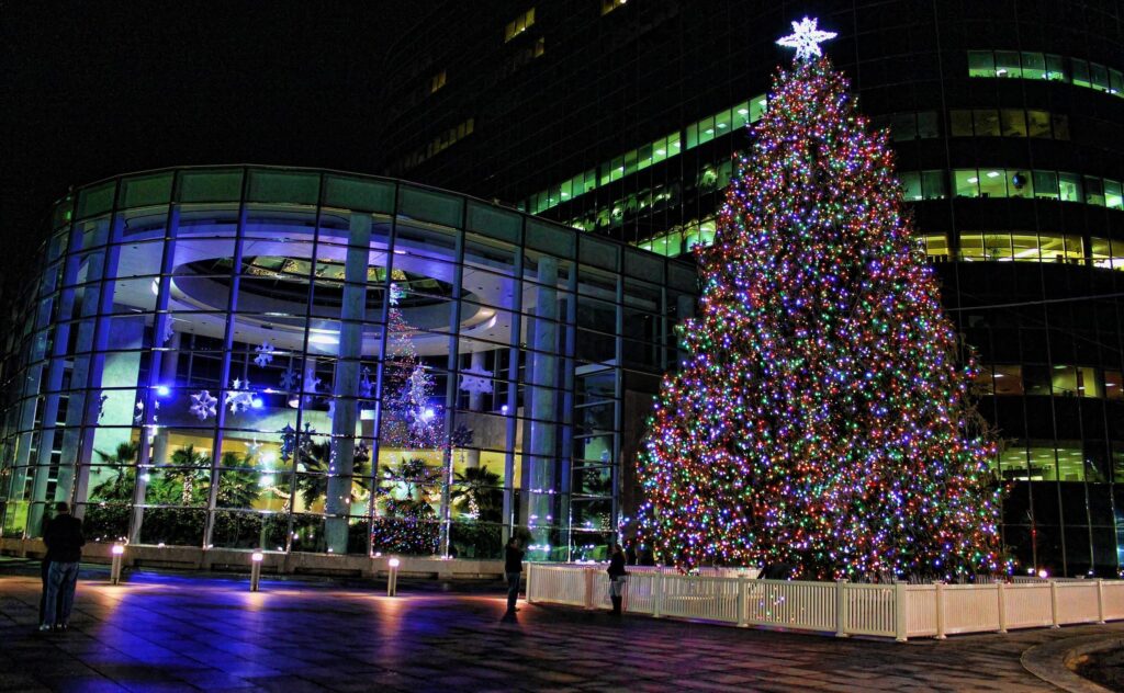 Festive Christmas Tree Wallpaper: Modern Holiday Glow at Night