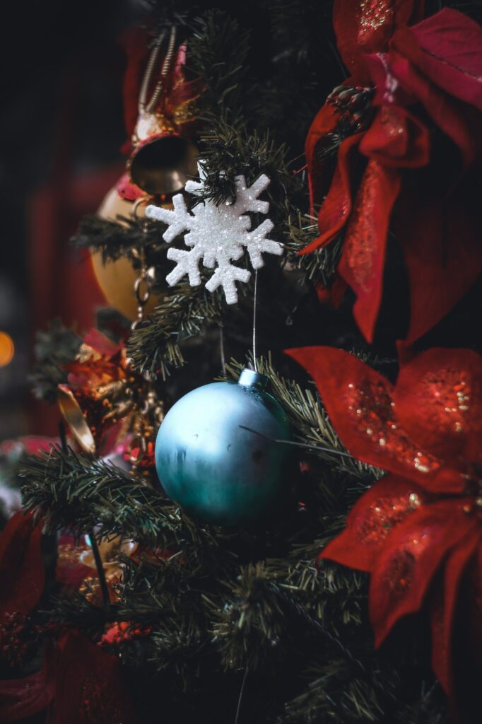 Festive Christmas Wallpaper: Vibrant Tree & Holiday Ornaments
