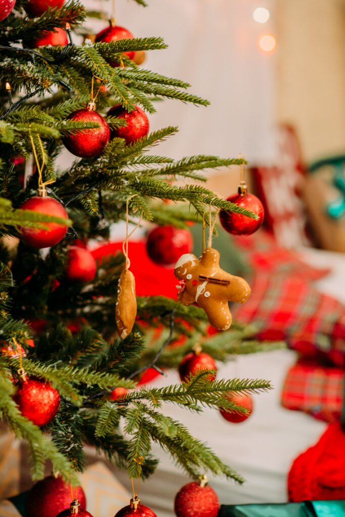 Joyful Christmas Tree Wallpaper with Red Baubles & Gingerbread Ornaments
