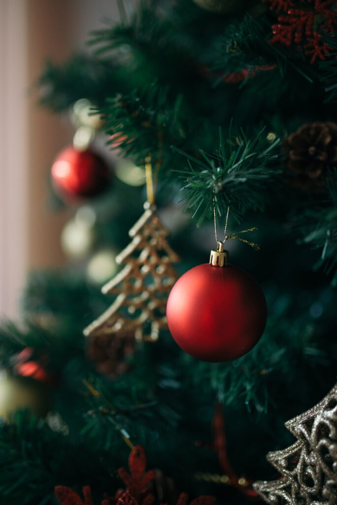Festive Christmas Tree Wallpaper with Red & Gold Ornaments