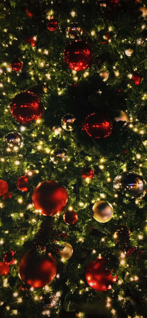 Festive Christmas Tree Wallpaper: Red & Gold Ornaments Glow