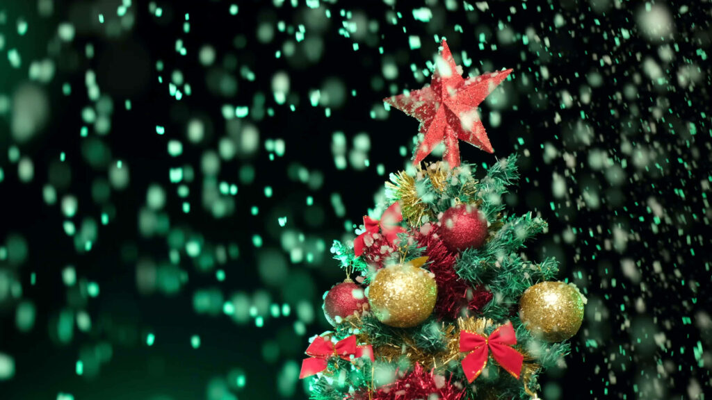 Festive Christmas Tree Wallpaper: Red & Gold Ornaments on Green