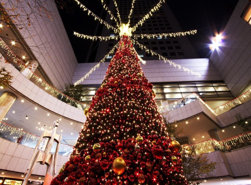 Festive Christmas Tree Wallpaper: Red Ornaments & Sparkling Lights