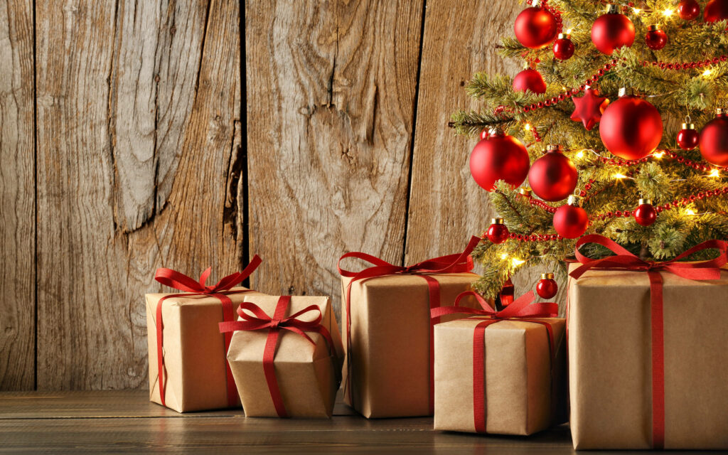 Charming Christmas Tree Wallpaper with Red Ornaments & Gifts