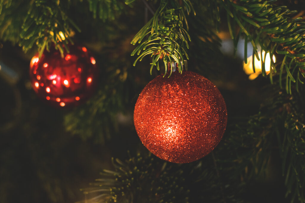 Festive Christmas Tree Wallpaper: Sparkling Red Baubles Delight