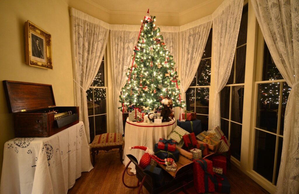 Cozy Christmas Wallpaper: Decorated Tree & Colorful Presents Scene