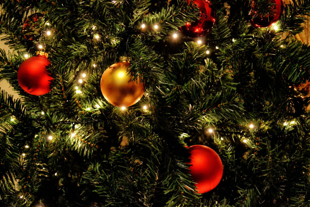 Cozy Holiday Wallpaper: Festive Christmas Tree with Lights & Baubles