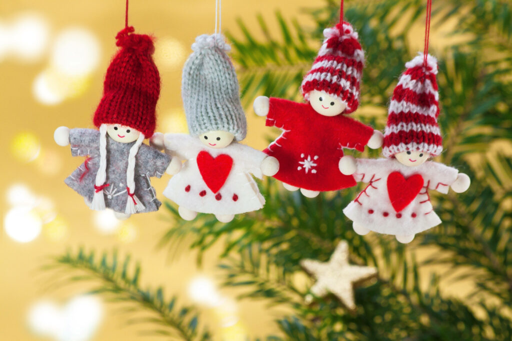 Festive Wallpaper: Adorable Toy Figures in Christmas Spirit