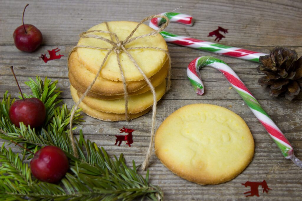 Christmas Wallpaper: Cozy Cookies, Candy Canes & Festive Decor