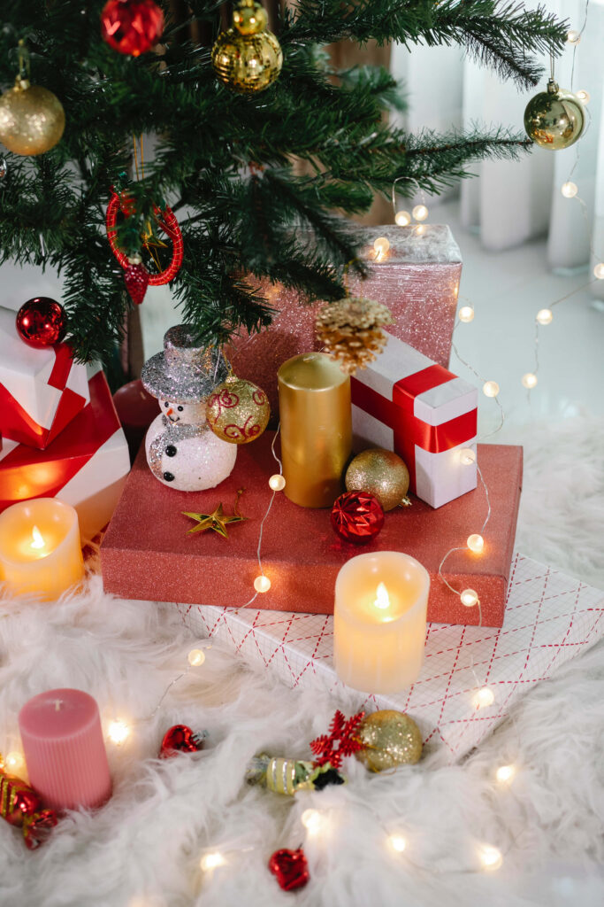 Cozy Christmas Wallpaper: Decorated Tree & Twinkling Lights