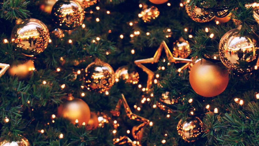 Festive Christmas Wallpaper: Decorated Tree with Gold Ornaments