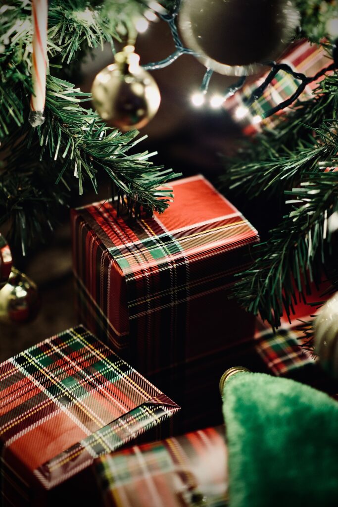Festive Christmas Wallpaper: Plaid Gifts & Decorated Tree Background