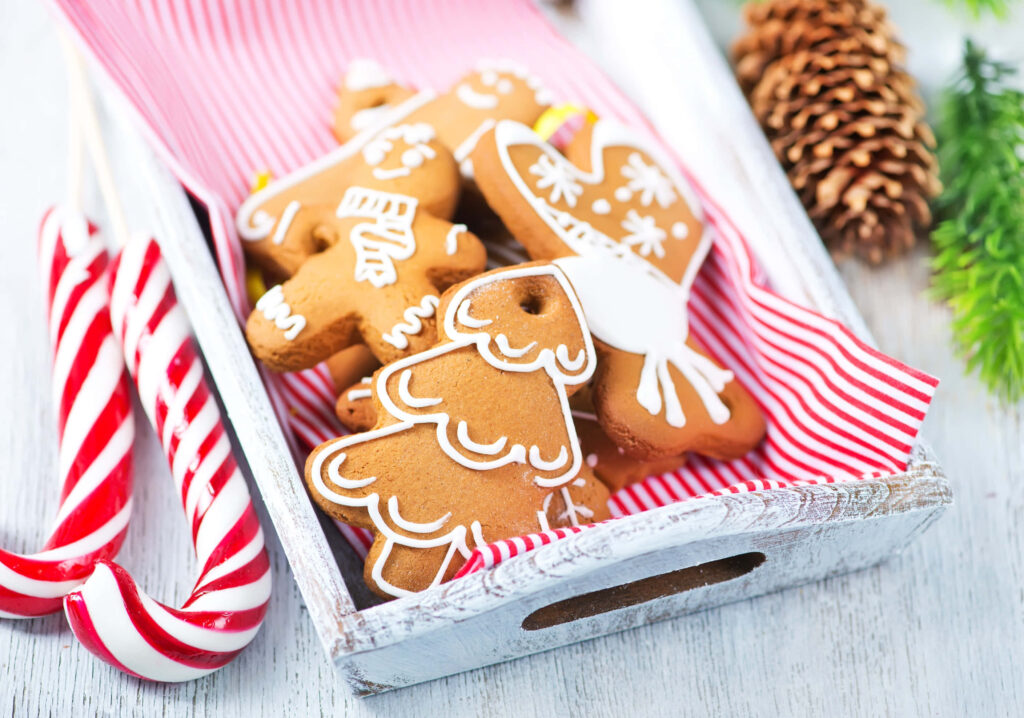 Festive Christmas Wallpaper: Gingerbread Cookies & Cozy Holiday Vibes