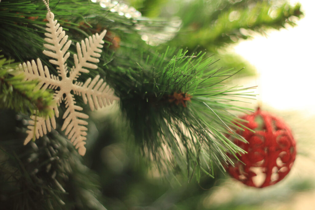 Elegant Christmas Wallpaper: Green Pine, Snowflake & Red Bauble