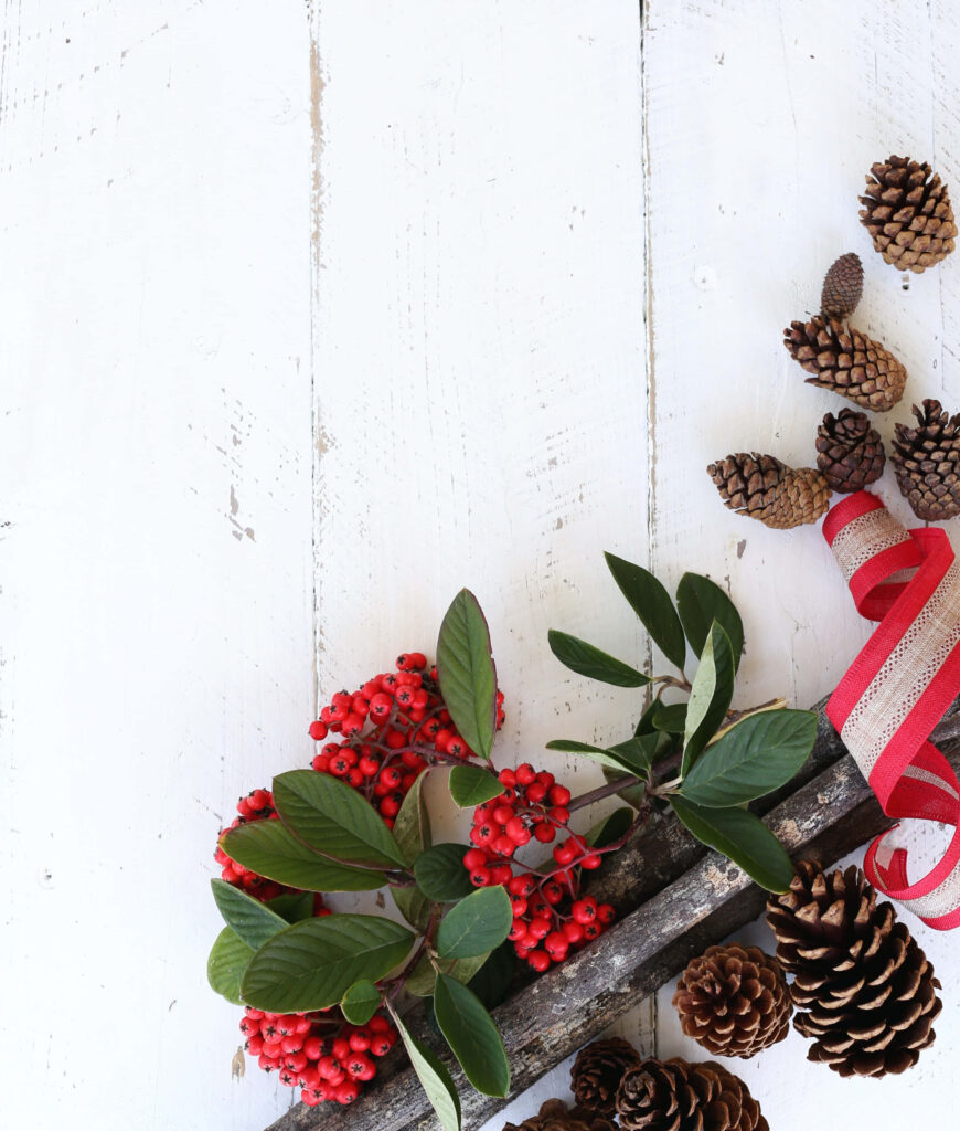 Festive Christmas Wallpaper: Red Berries & Green Leaves on Wood