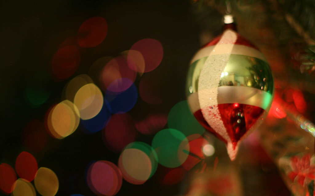Festive Christmas Wallpaper: Shimmering Bauble & Colorful Lights