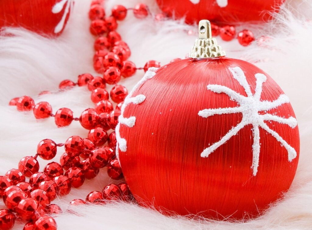 Festive Christmas Wallpaper: Shiny Red Ornament & Snowflakes