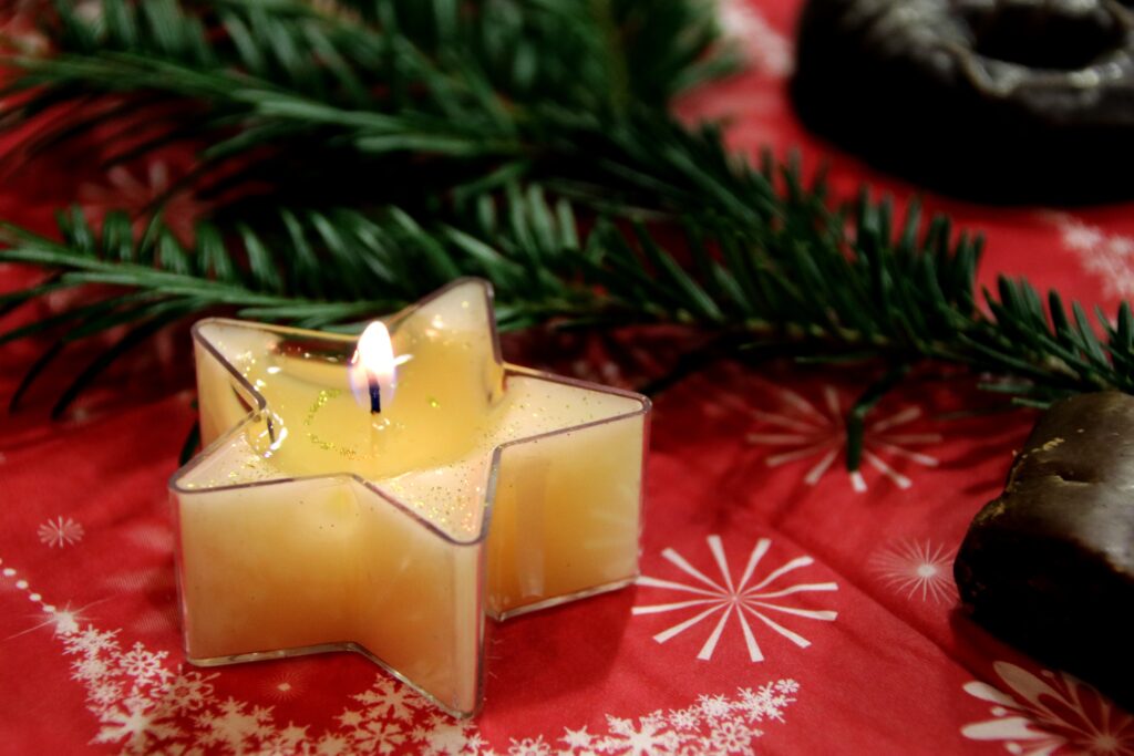 Festive Christmas Wallpaper: Star Candle, Snowflakes & Evergreen Charm