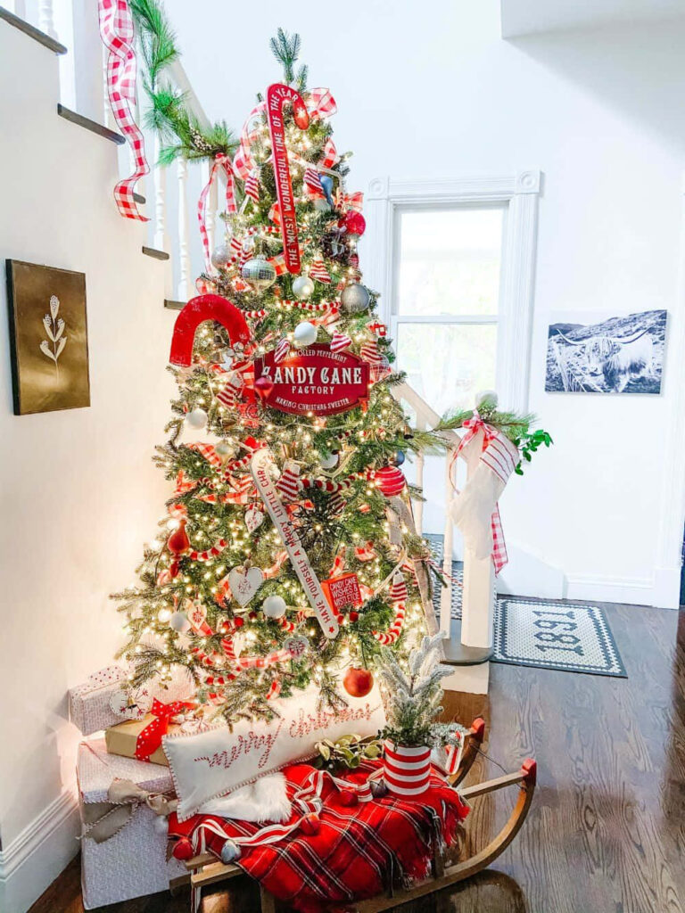 Cozy Christmas Tree Wallpaper with Ornaments and Sleigh Décor