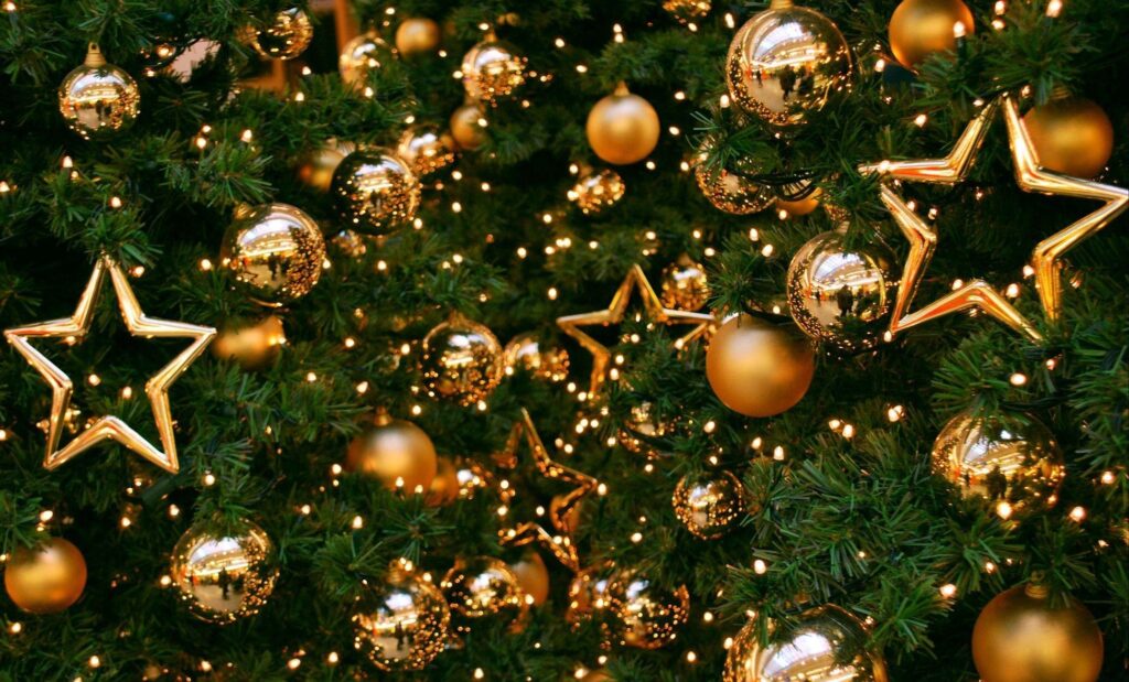Festive Christmas Wallpaper: Lush Tree & Gold Decorations