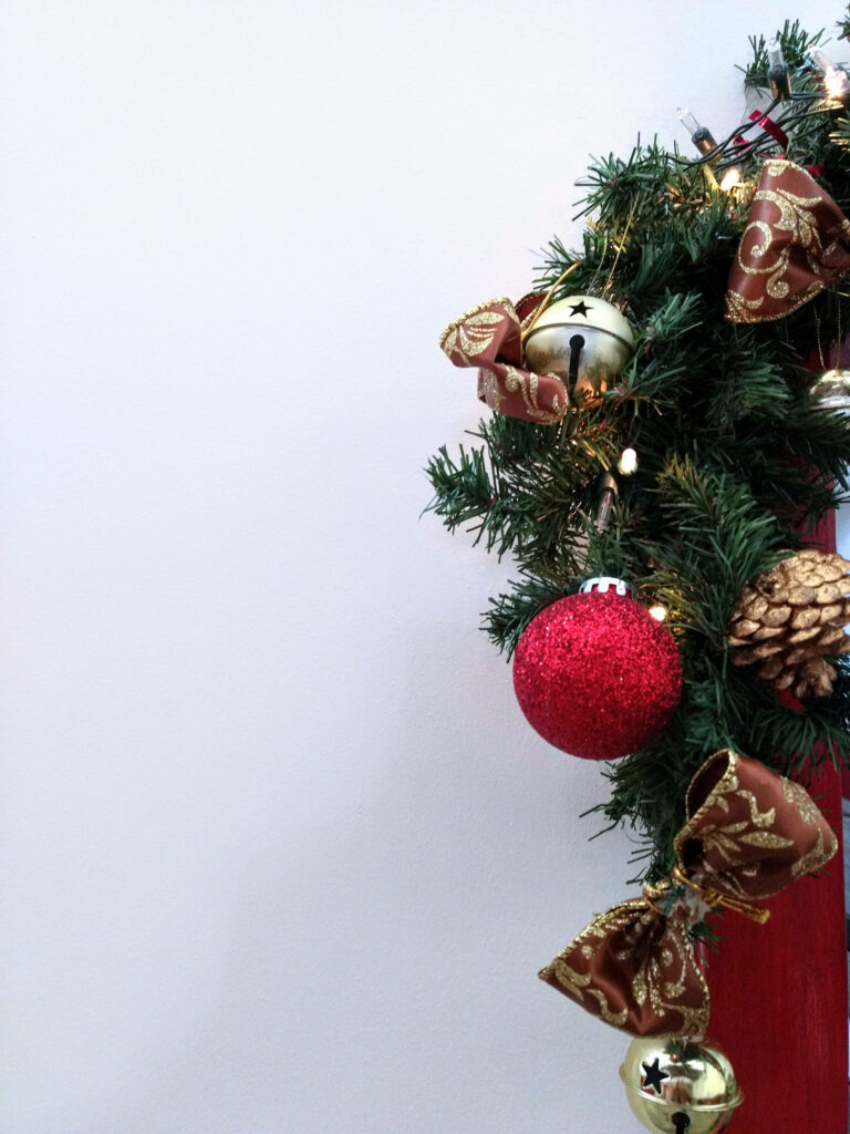 Festive Christmas Wreath Wallpaper: Gold Ribbons & Red Ornaments