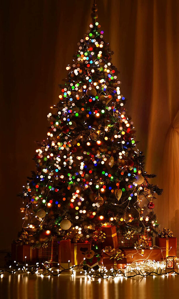 Festive Christmas Tree Wallpaper: Warm Ambiance & Colorful Lights
