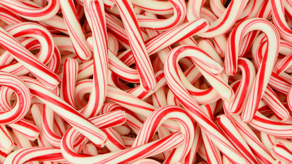 Sweet Festivity: Vibrant Candy Canes Adorn the QHD Wallpaper