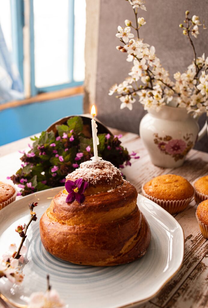 Festive Dessert Table Wallpaper: Cupcake, Flowers & Muffins