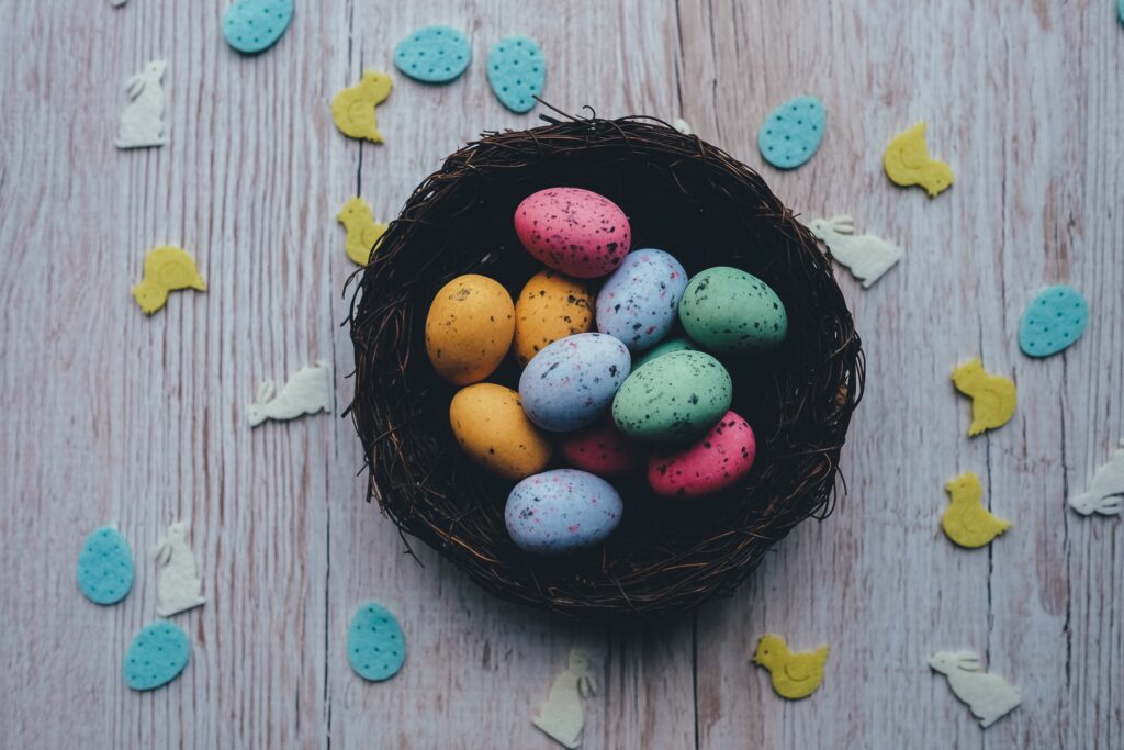 Festive Easter Wallpaper: Colorful Quail Eggs & Rustic Decor