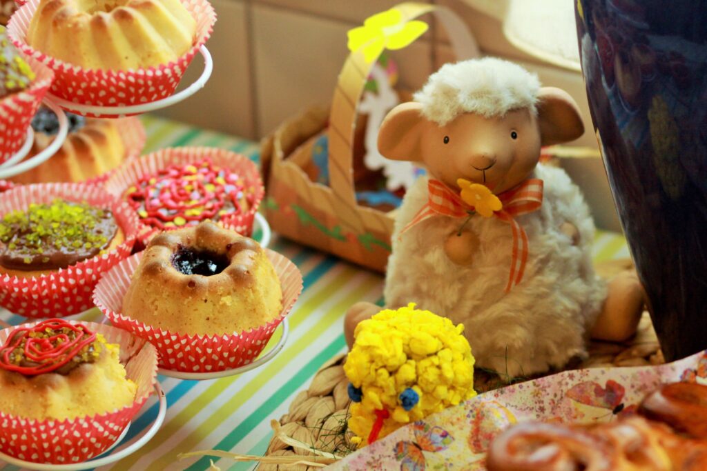 Festive Easter Wallpaper: Colorful Treats & Charming Decorations