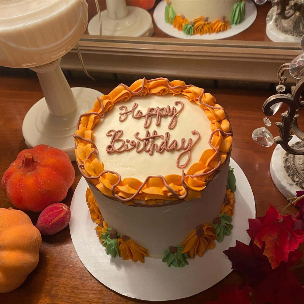Festive Fall Wallpaper: Autumn Cake with Pumpkins & Colorful Leaves