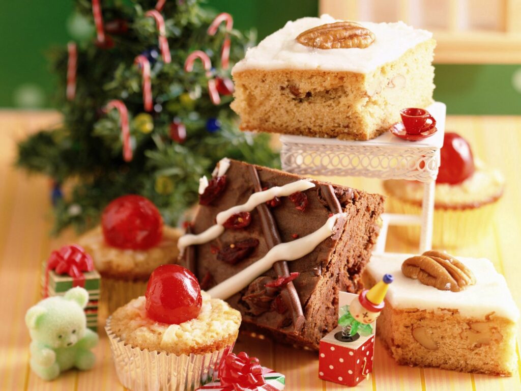 Vibrant Holiday Dessert Wallpaper: Fruitcakes & Festive Cheer