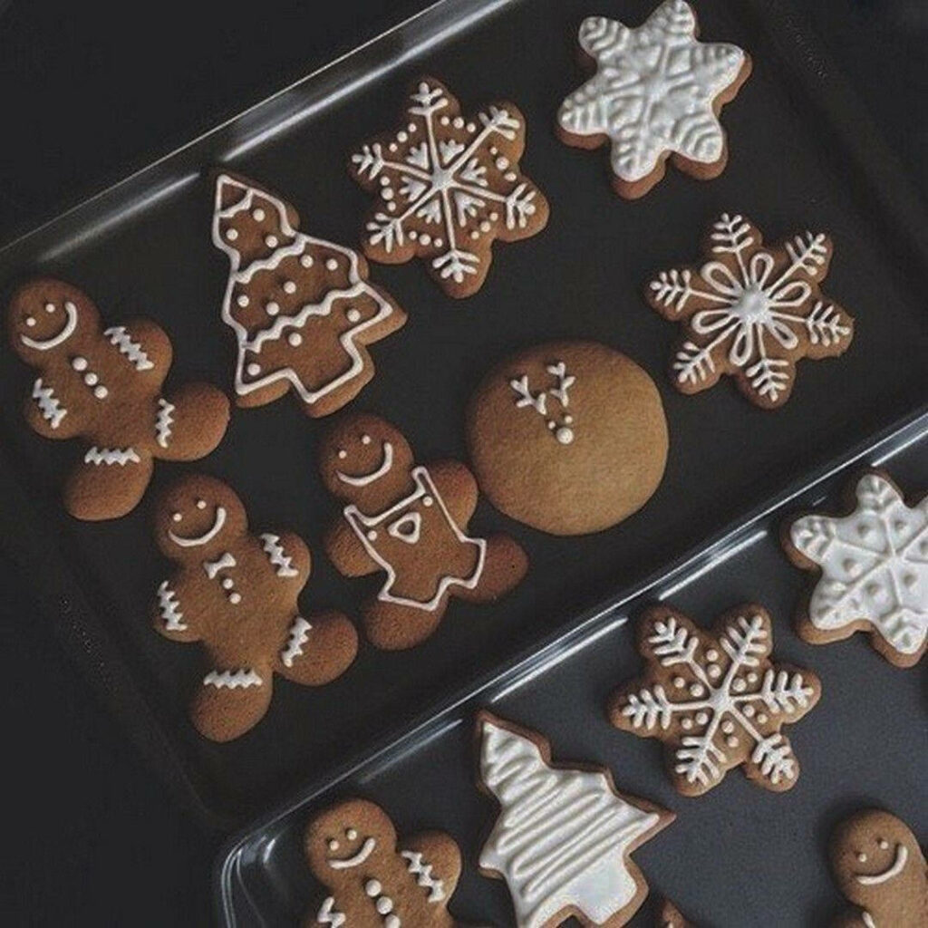Cozy Gingerbread Cookies Wallpaper: Festive Holiday Decor