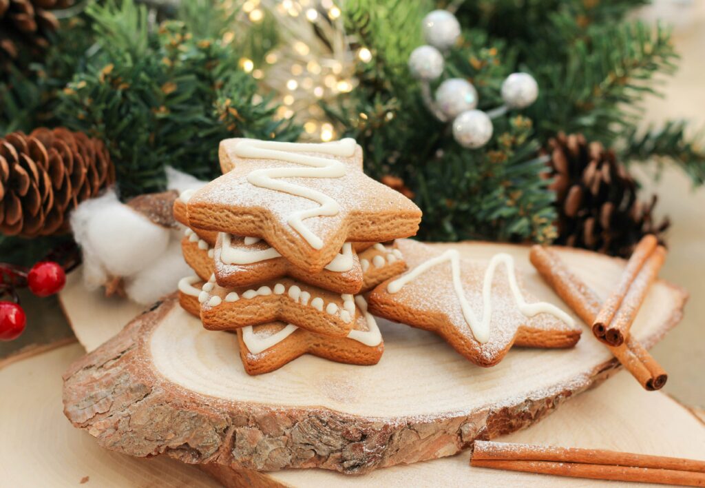 Festive Gingerbread Cookie Wallpaper: Holiday Decor with Frosting & Spice