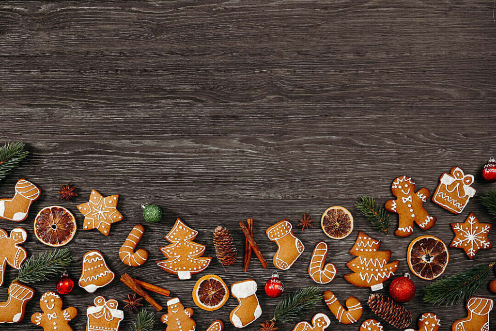 Rustic Holiday Wallpaper: Decorated Gingerbread Cookies & Ornaments