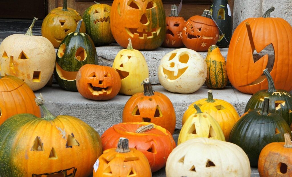 Vibrant Halloween Wallpaper: Creative Carved Pumpkins on Steps