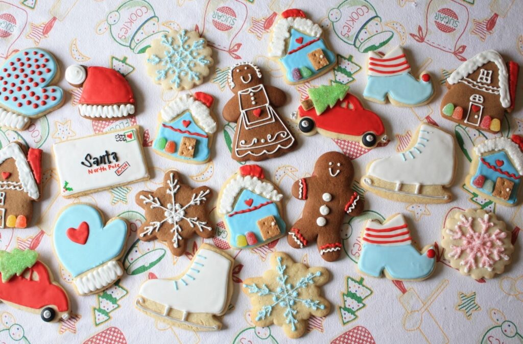 Cheerful Christmas Cookie Wallpaper: Festive Holiday Spirit 2400x1580