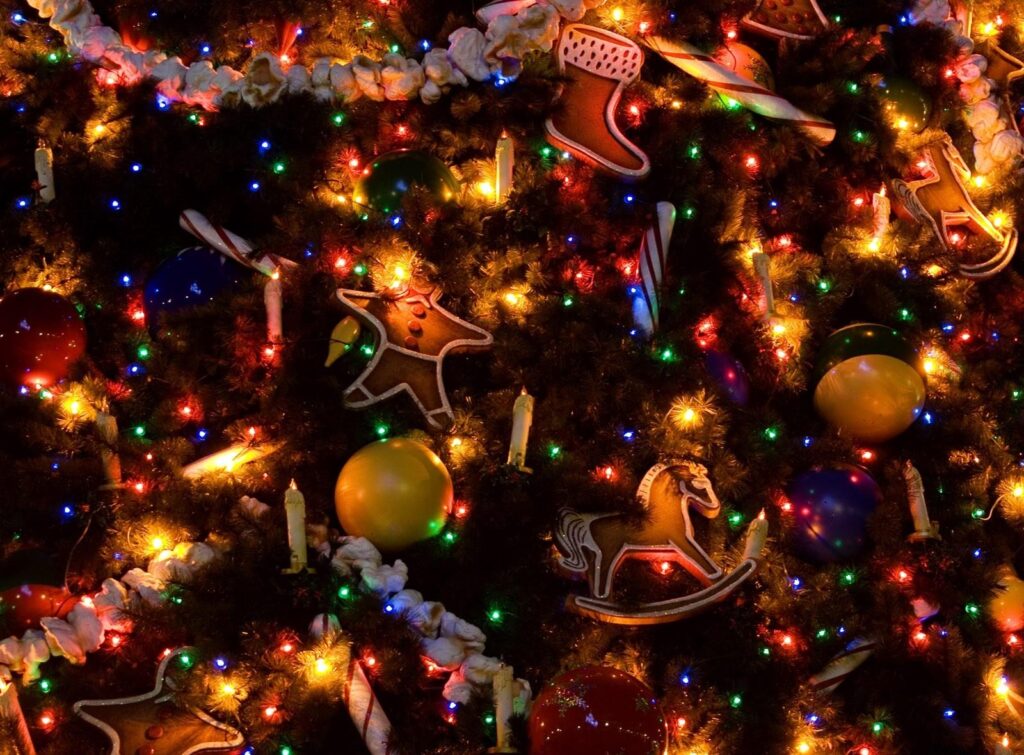 Festive Holiday Tree Wallpaper: Lights, Ornaments & Cheer